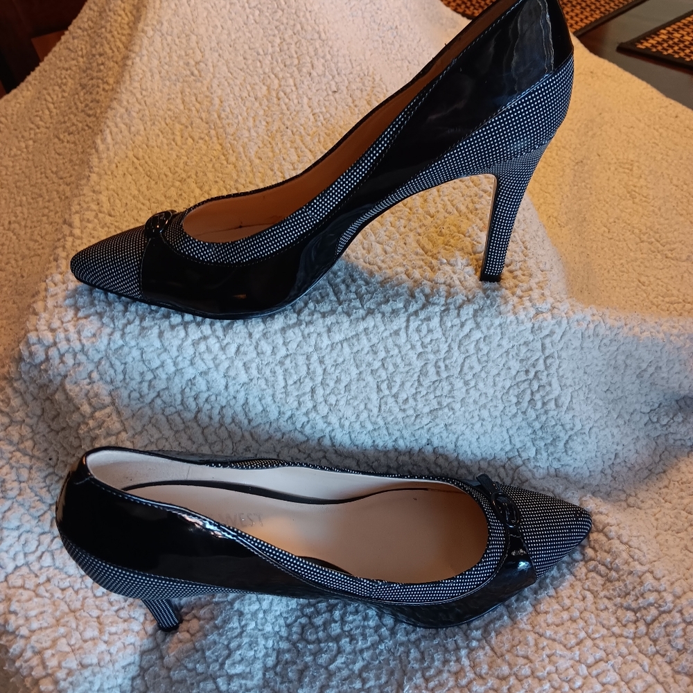 Nine West dress heels.  3.5" high..slight damage.
